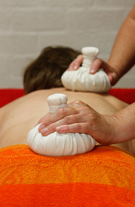 Massagepraktijk Binnen Buiten - Massage met Kruidenstempels